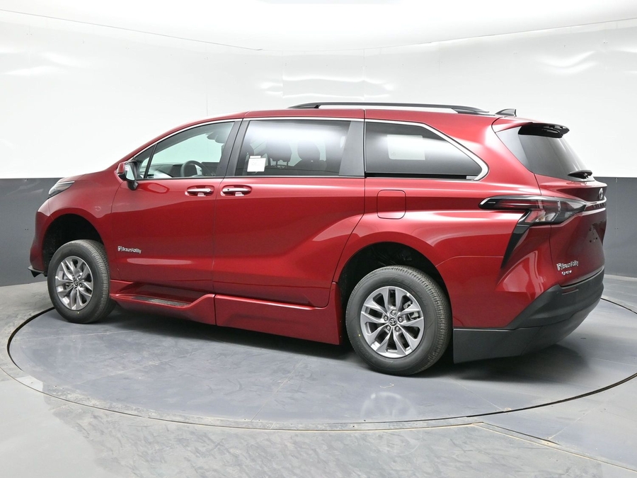 New 2026 Toyota Sienna XLE Base