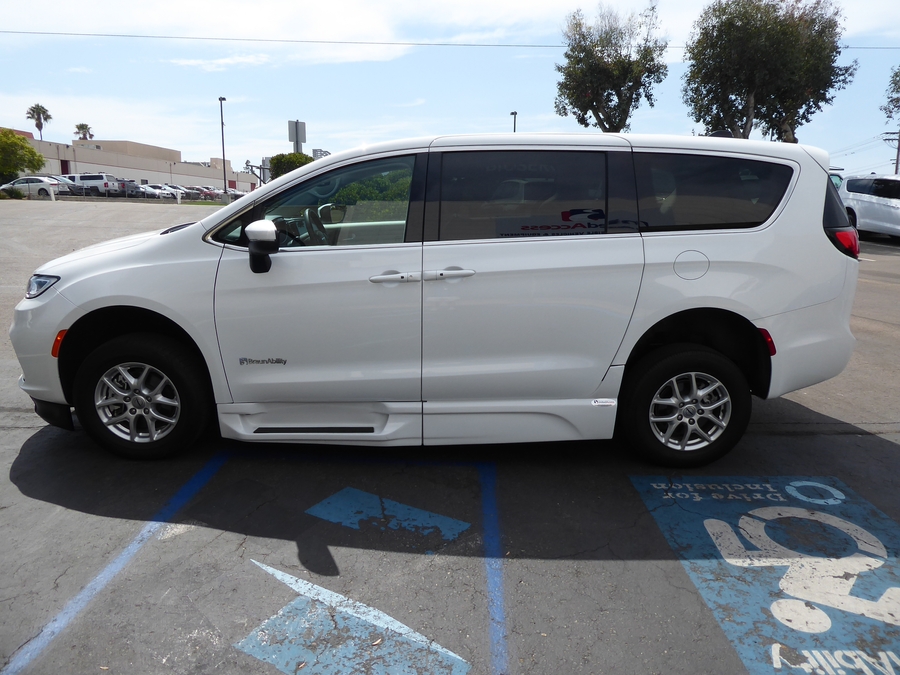 PRE OWNED 2023 Chrysler Pacifica Touring L
