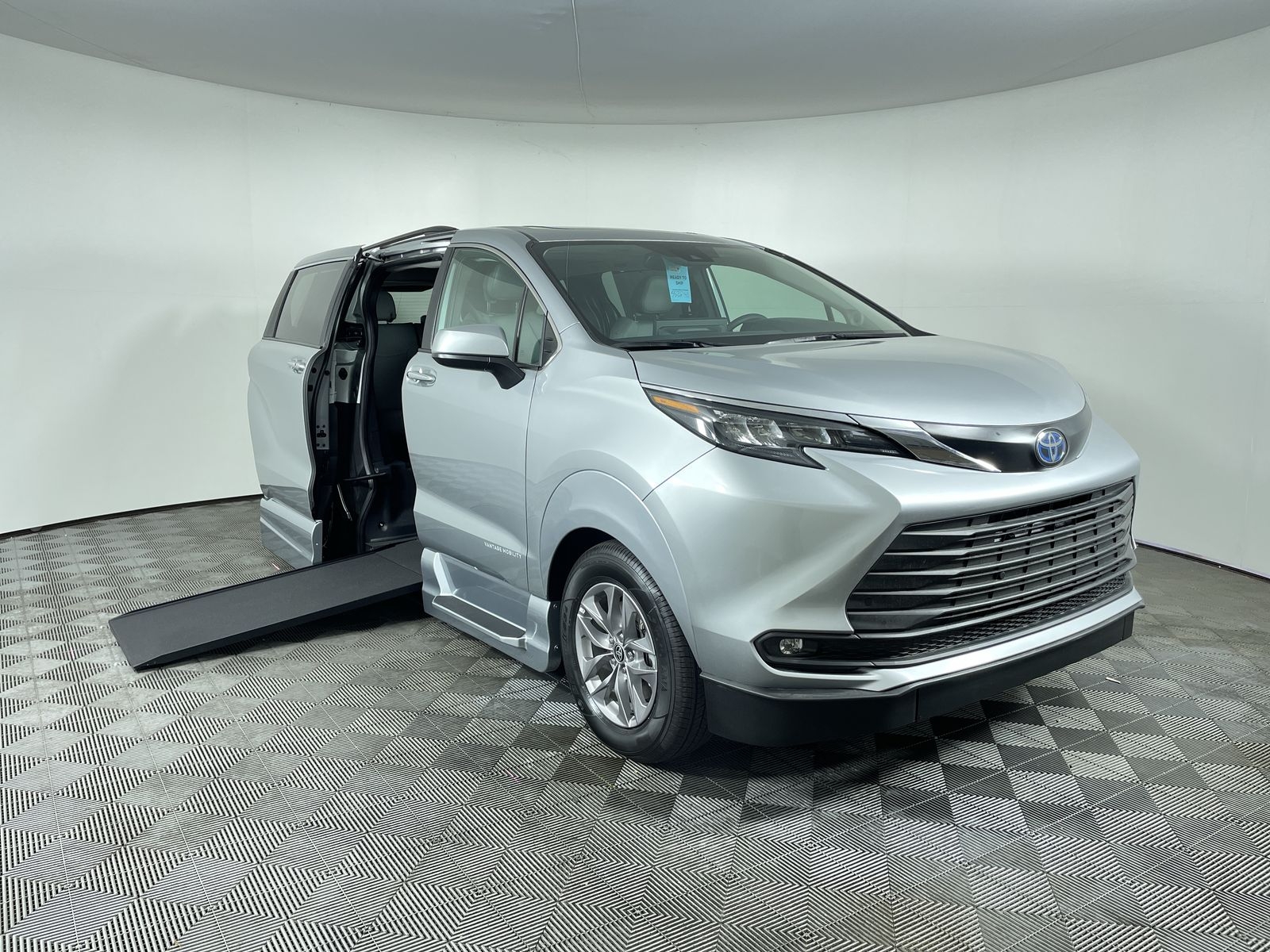 2025 Toyota Sienna XLE's photo