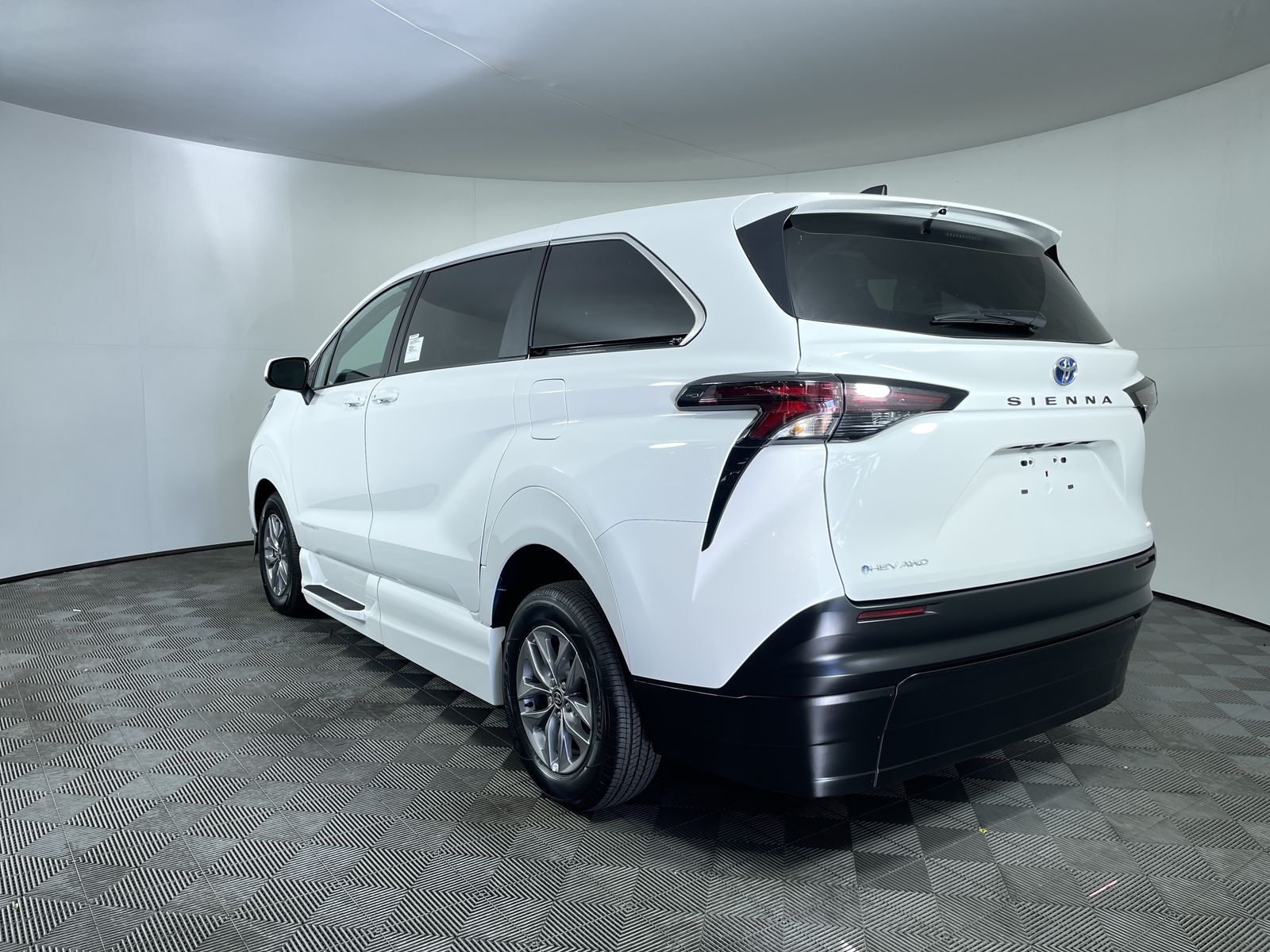 2025 Toyota Sienna LE - Photo 27