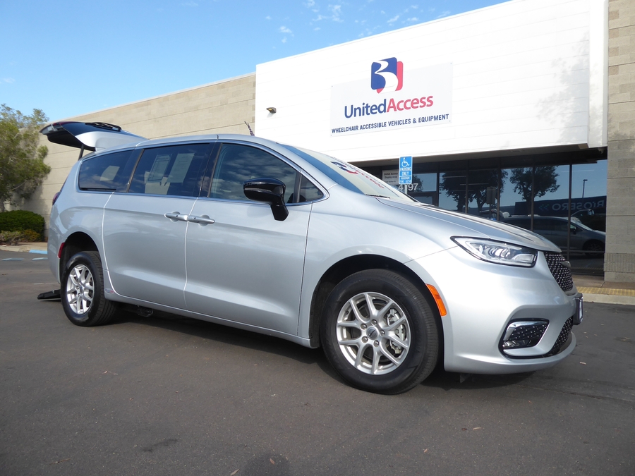 PRE OWNED 2024 Chrysler Pacifica Touring