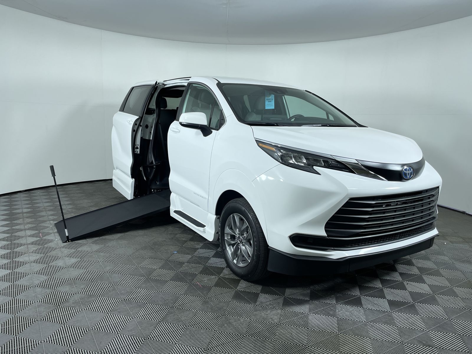2025 Toyota Sienna LE's photo