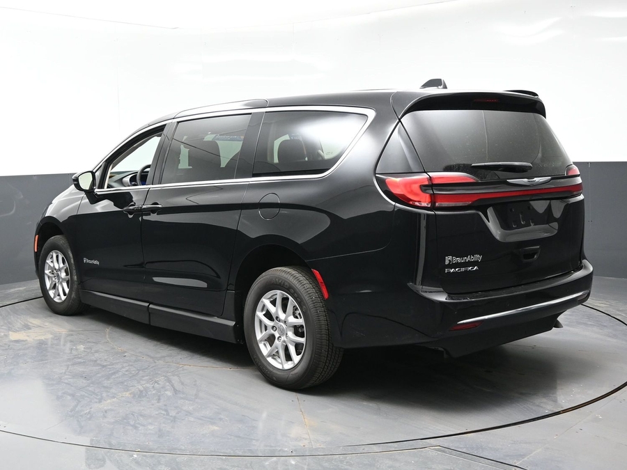 CERTIFIED PRE-OWNED 2024 Chrysler Pacifica Touring L