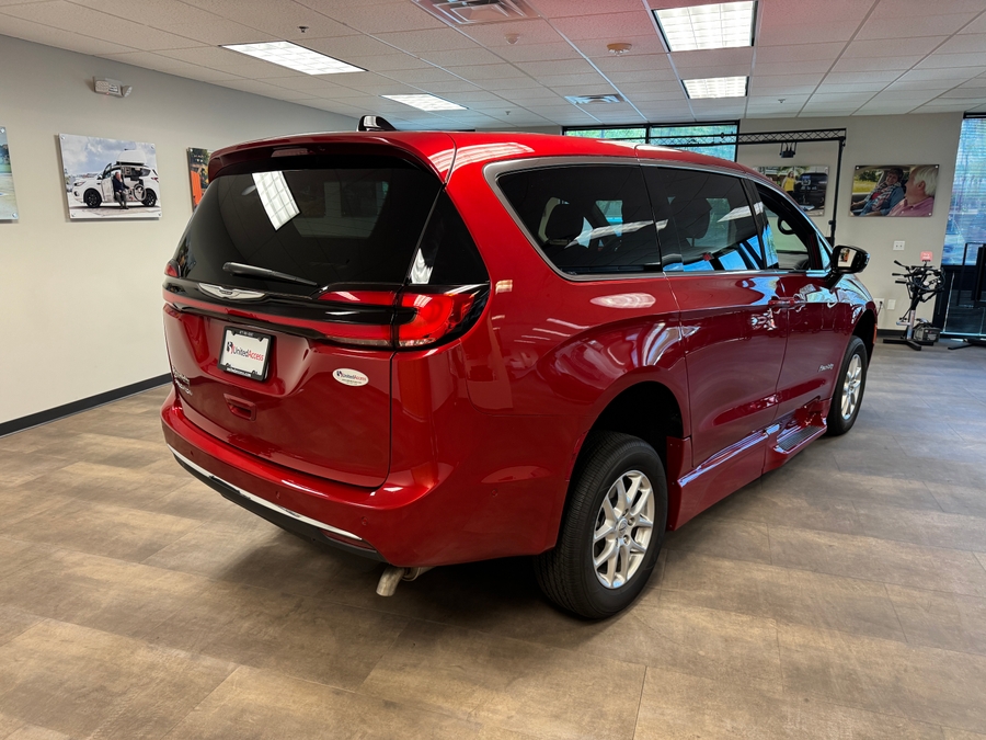 PRE OWNED 2025 Chrysler Pacifica Select