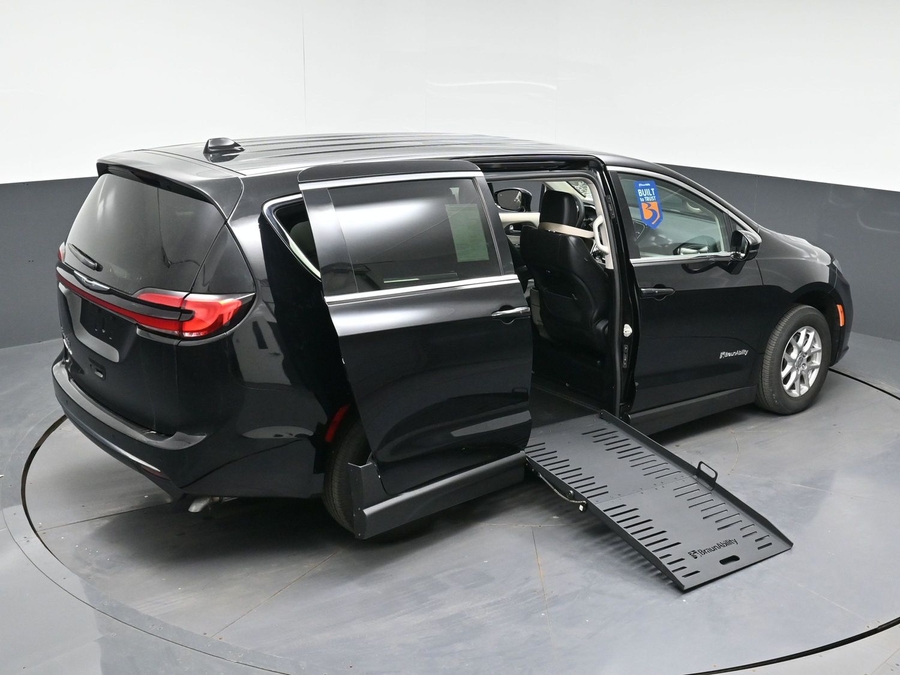 CERTIFIED PRE-OWNED 2024 Chrysler Pacifica Touring L