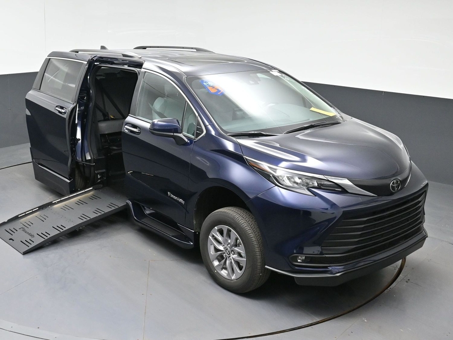 New 2026 Toyota Sienna XLE Base