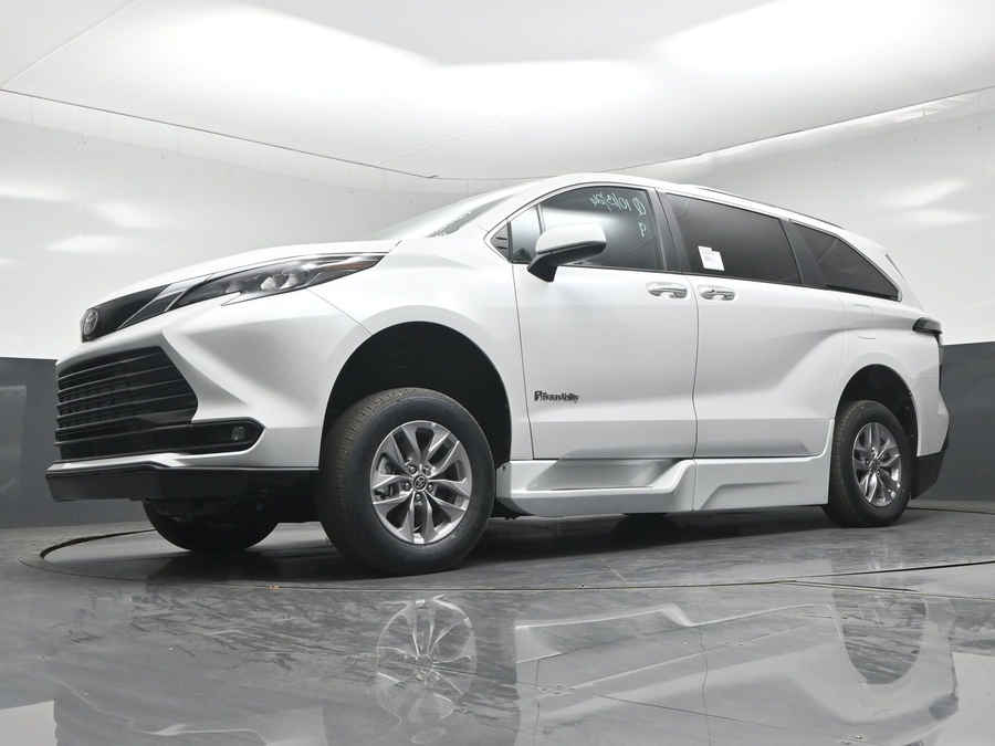 New 2026 Toyota Sienna XLE Base