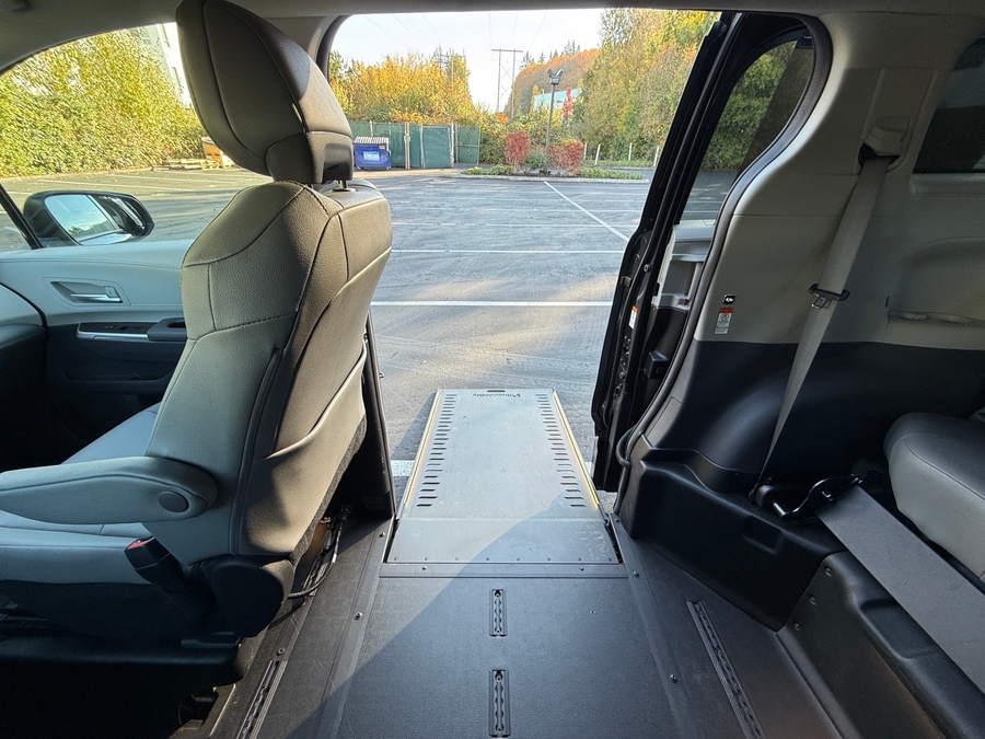 PRE OWNED 2024 Toyota Sienna XLE Base