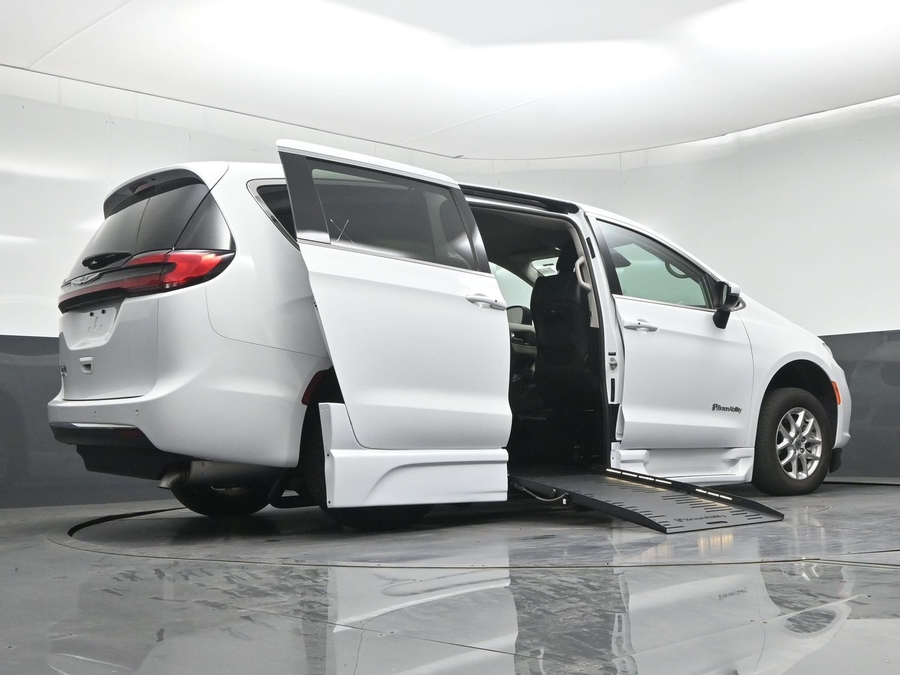 PRE OWNED 2023 Chrysler Pacifica Touring L