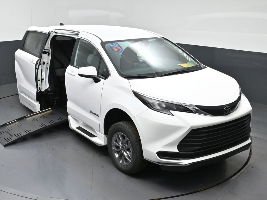 New 2026 Toyota Sienna LE