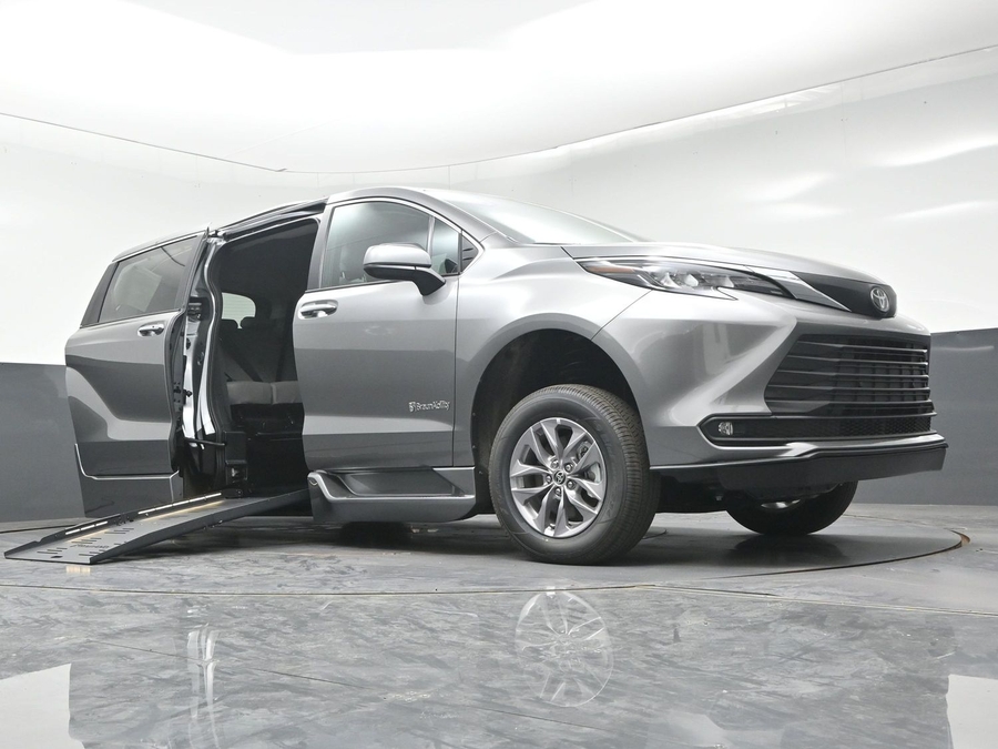 New 2026 Toyota Sienna XLE Base