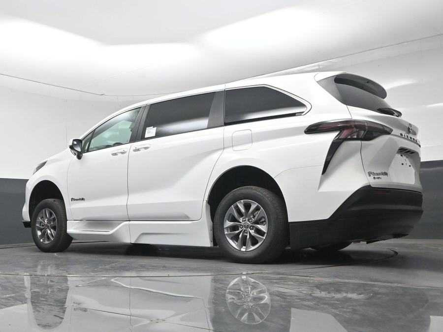 New 2026 Toyota Sienna LE