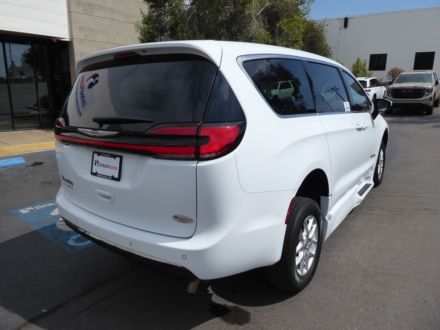 PRE OWNED 2023 Chrysler Pacifica Touring L