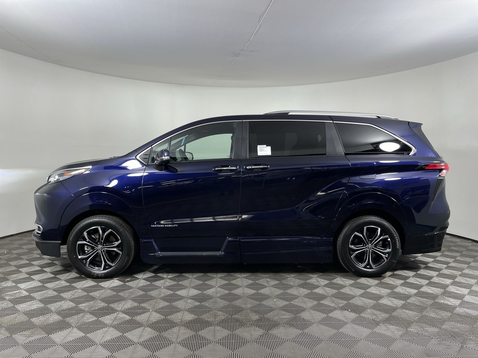 2025 Toyota Sienna Platinum - Photo 29