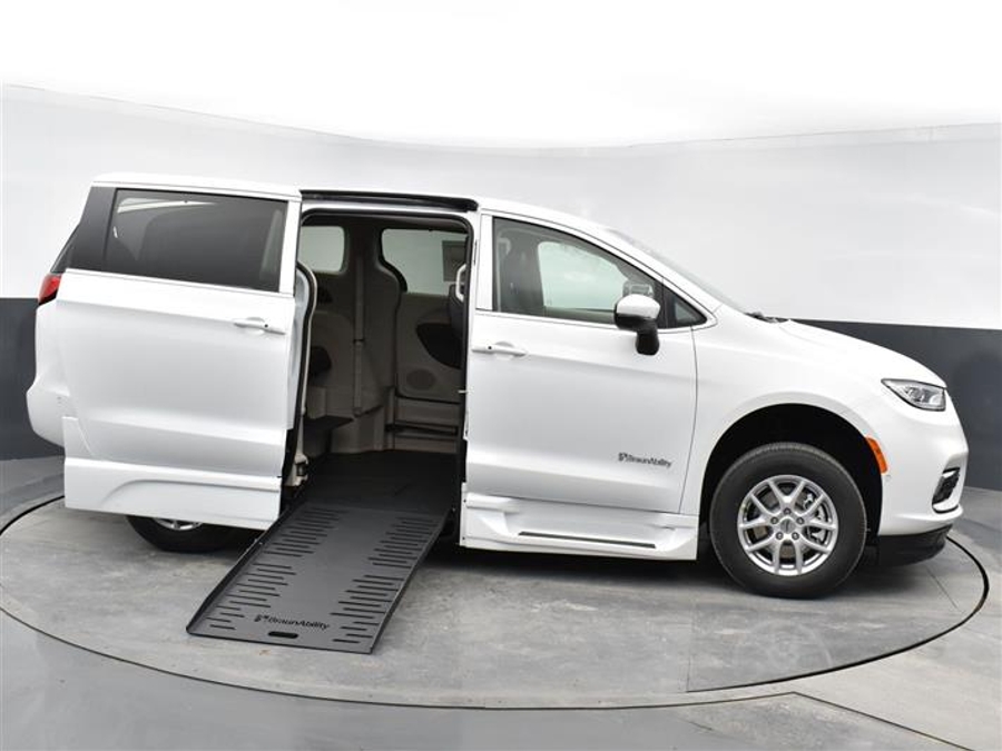 CERTIFIED PRE-OWNED 2024 Chrysler Pacifica Touring L