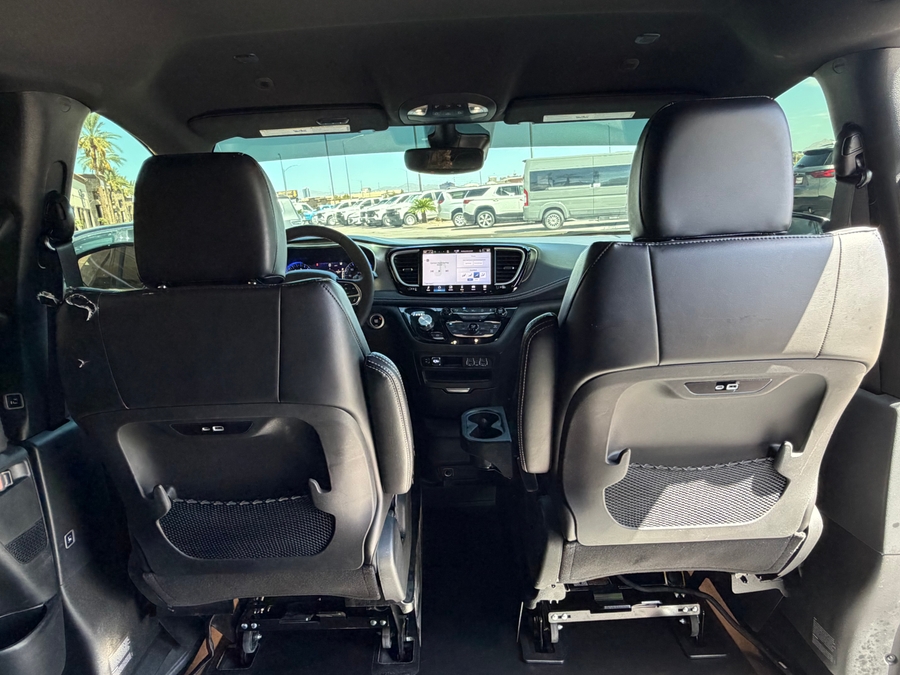 PRE OWNED 2025 Chrysler Pacifica Select