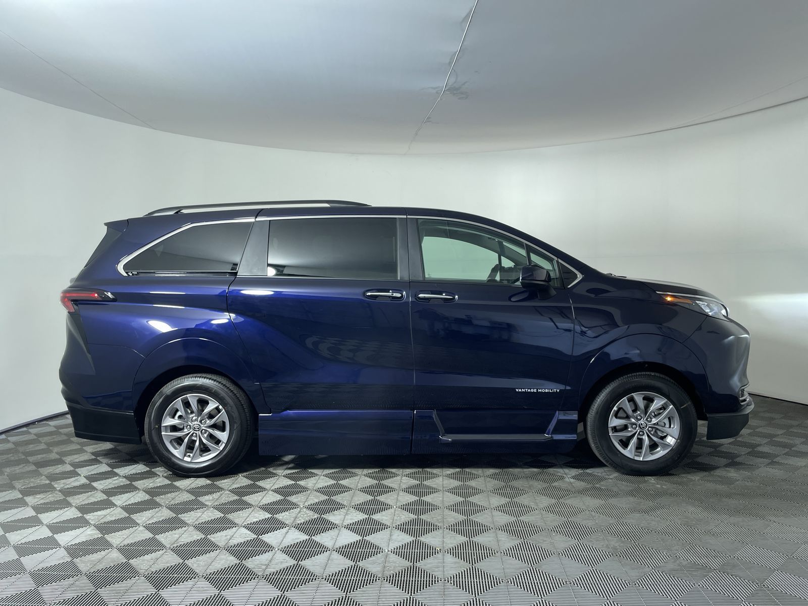 2025 Toyota Sienna XLE - Photo 25