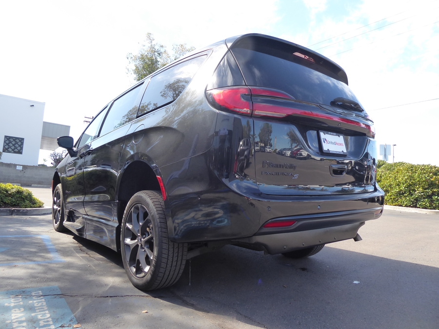 PRE OWNED 2023 Chrysler Pacifica Touring L