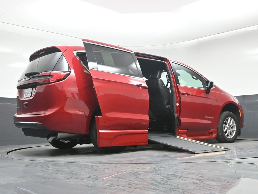 PRE OWNED 2025 Chrysler Pacifica Select