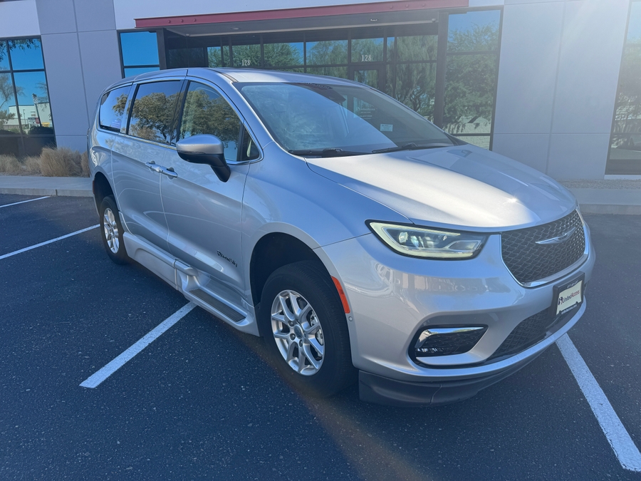 PRE OWNED 2023 Chrysler Pacifica Touring L