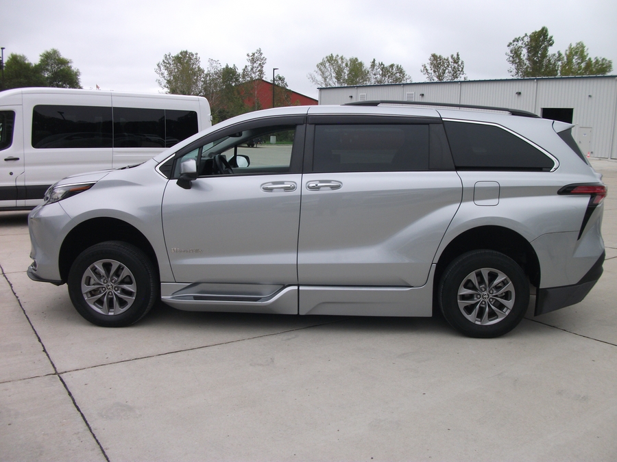 PRE OWNED 2022 Toyota Sienna XLE