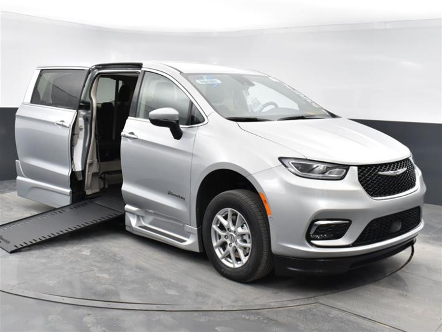 CERTIFIED PRE-OWNED 2024 Chrysler Pacifica Touring L