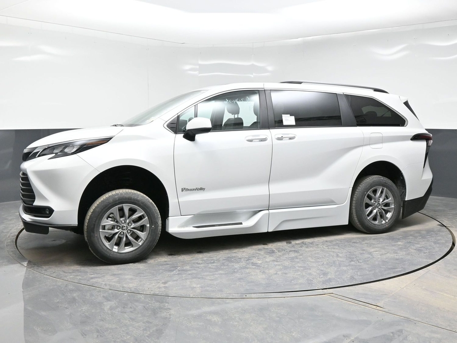 New 2026 Toyota Sienna XLE Base