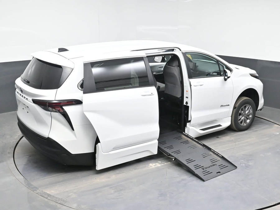 New 2026 Toyota Sienna LE