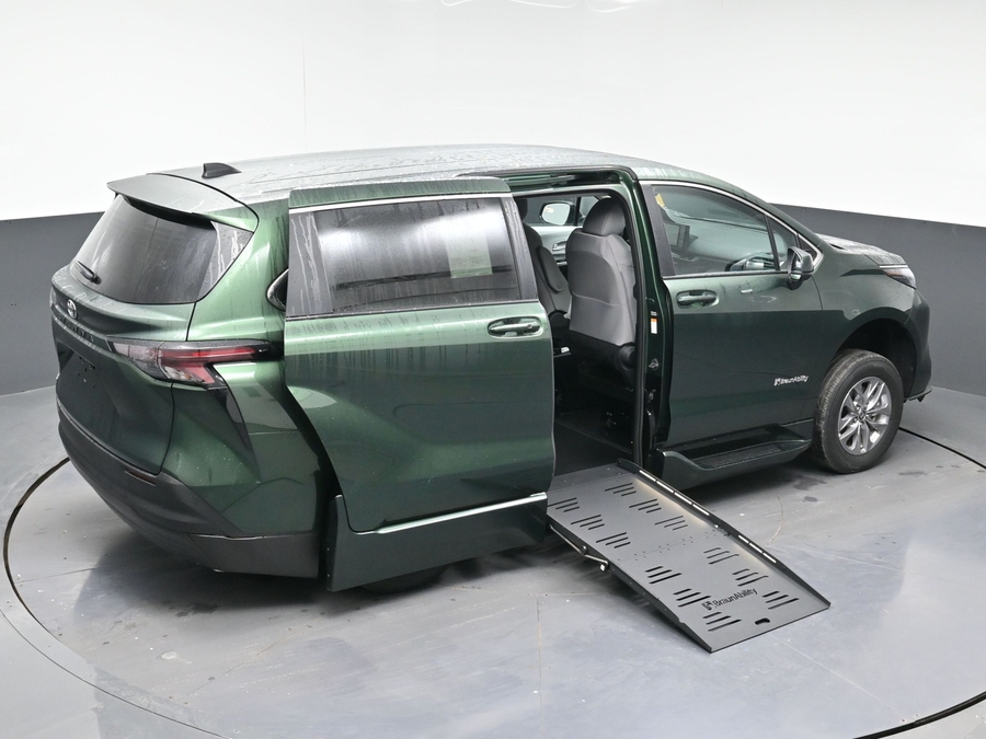 New 2026 Toyota Sienna LE