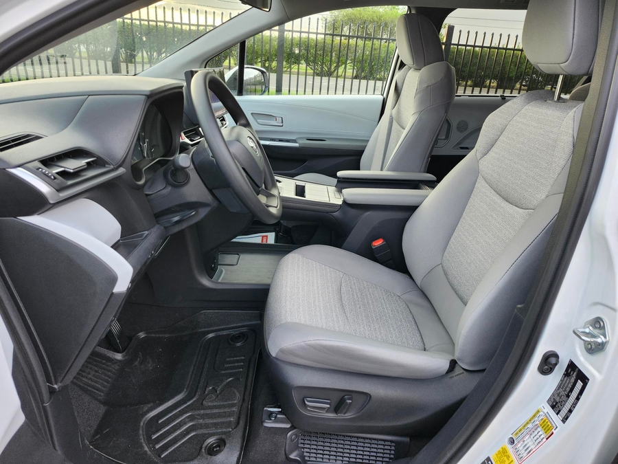 New 2026 Toyota Sienna LE W 3RD ROW