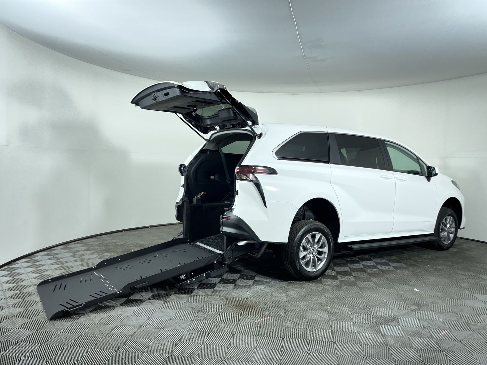 2025 Toyota Sienna LE's photo