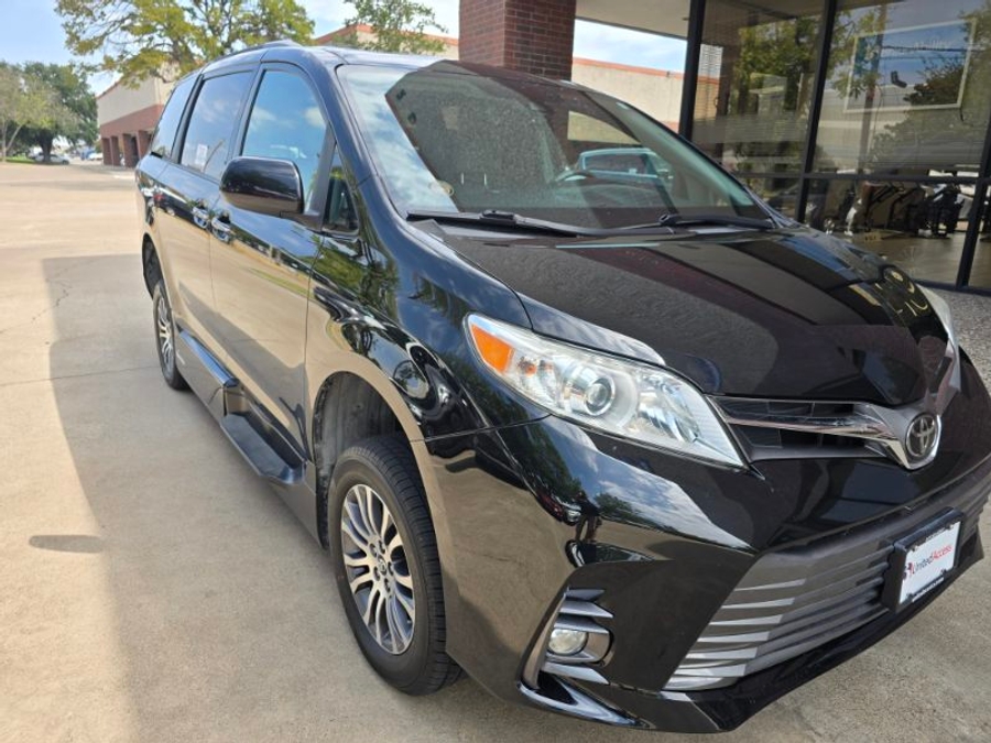 PRE OWNED 2018 Toyota Sienna XLE JS909745