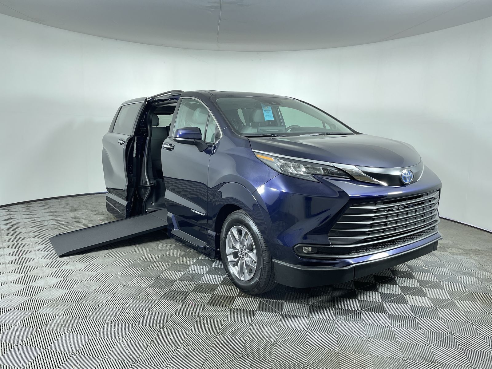 2025 Toyota Sienna XLE's photo