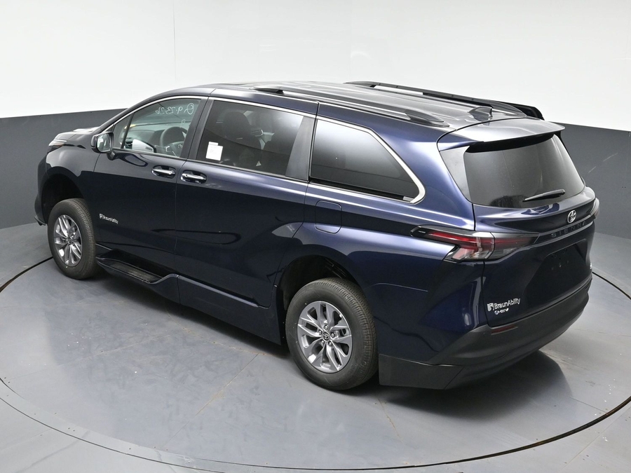 New 2026 Toyota Sienna XLE Base