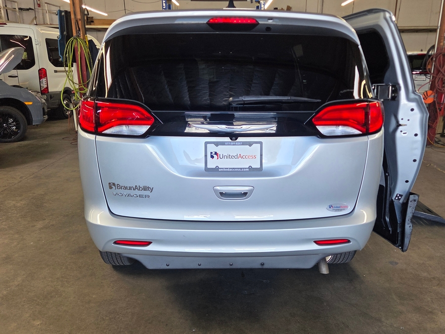 PRE OWNED 2022 Chrysler Voyager LX