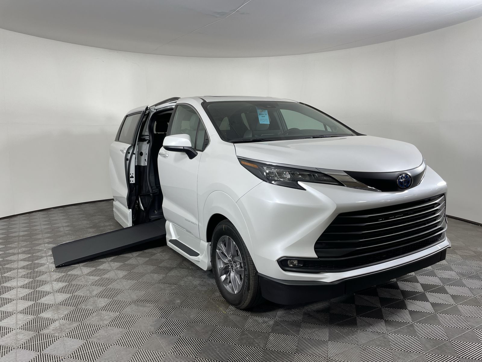 2025 Toyota Sienna XLE's photo