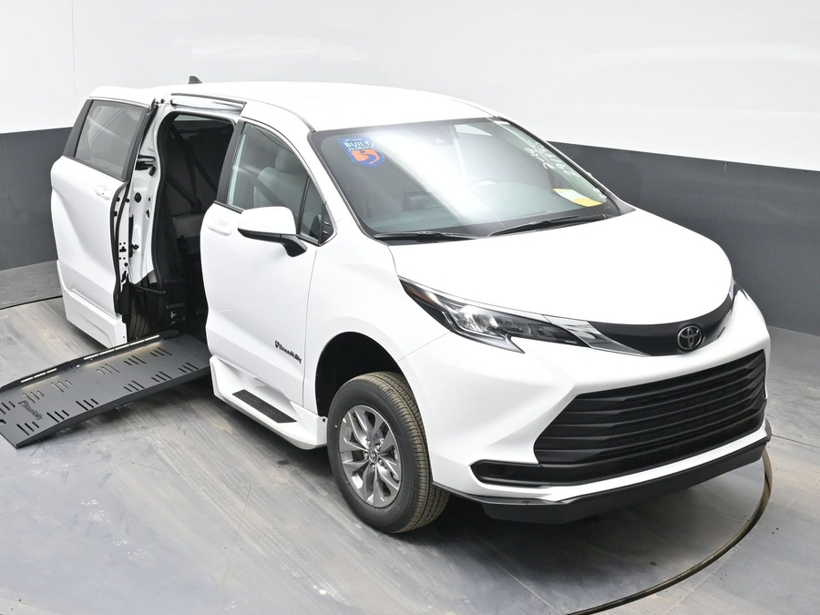 New 2026 Toyota Sienna LE