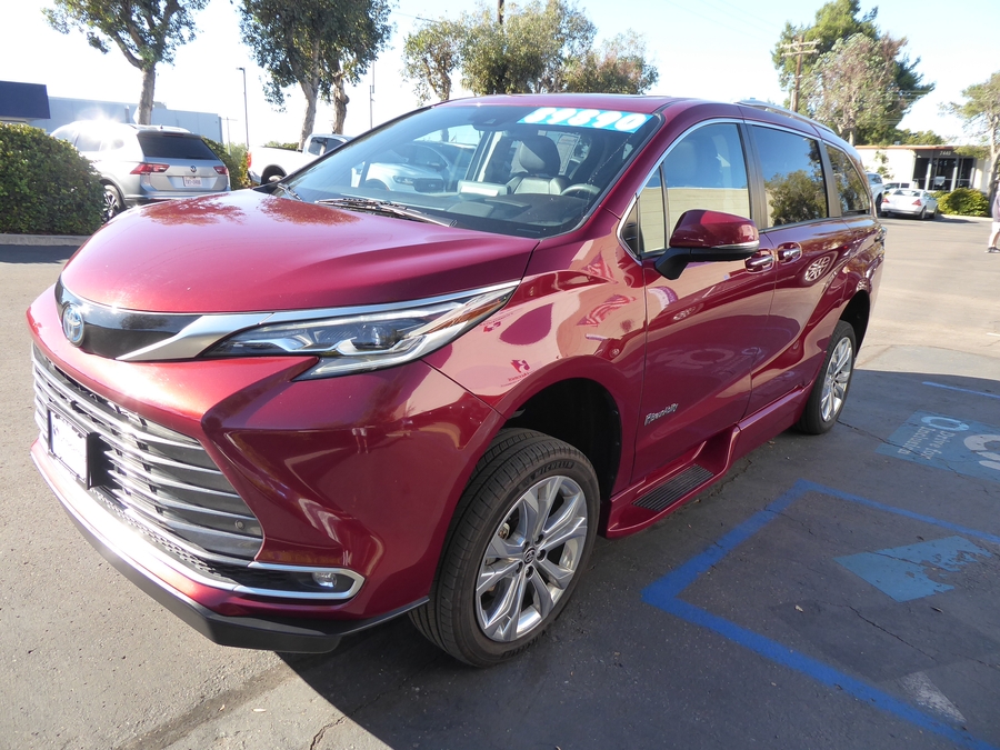 PRE OWNED 2024 Toyota Sienna Platinum