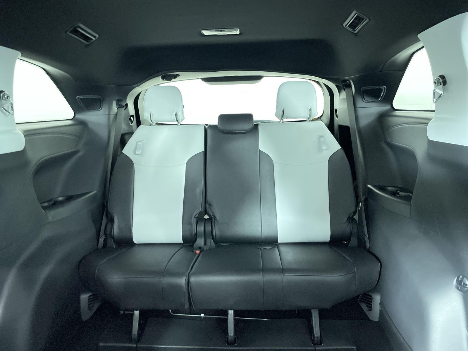 2025 Toyota Sienna XSE - Photo 6