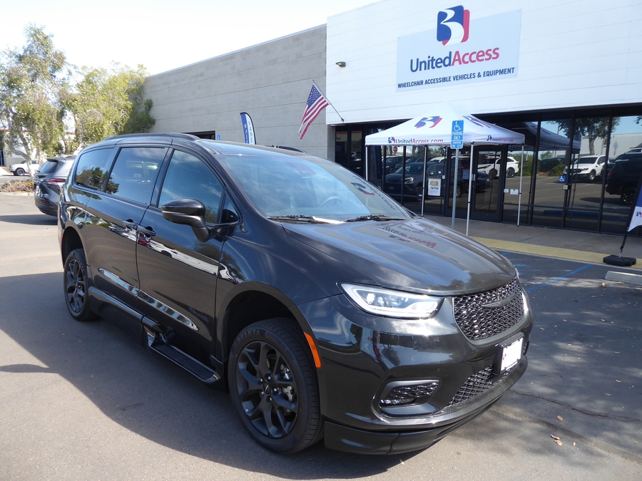PRE OWNED 2023 Chrysler Pacifica Touring L