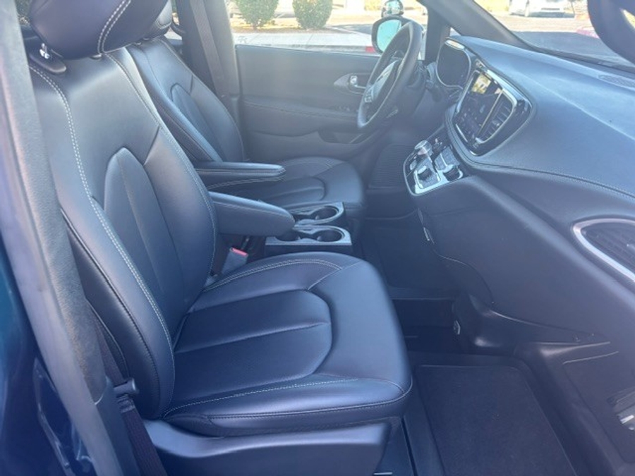 PRE OWNED 2025 Chrysler Pacifica Select