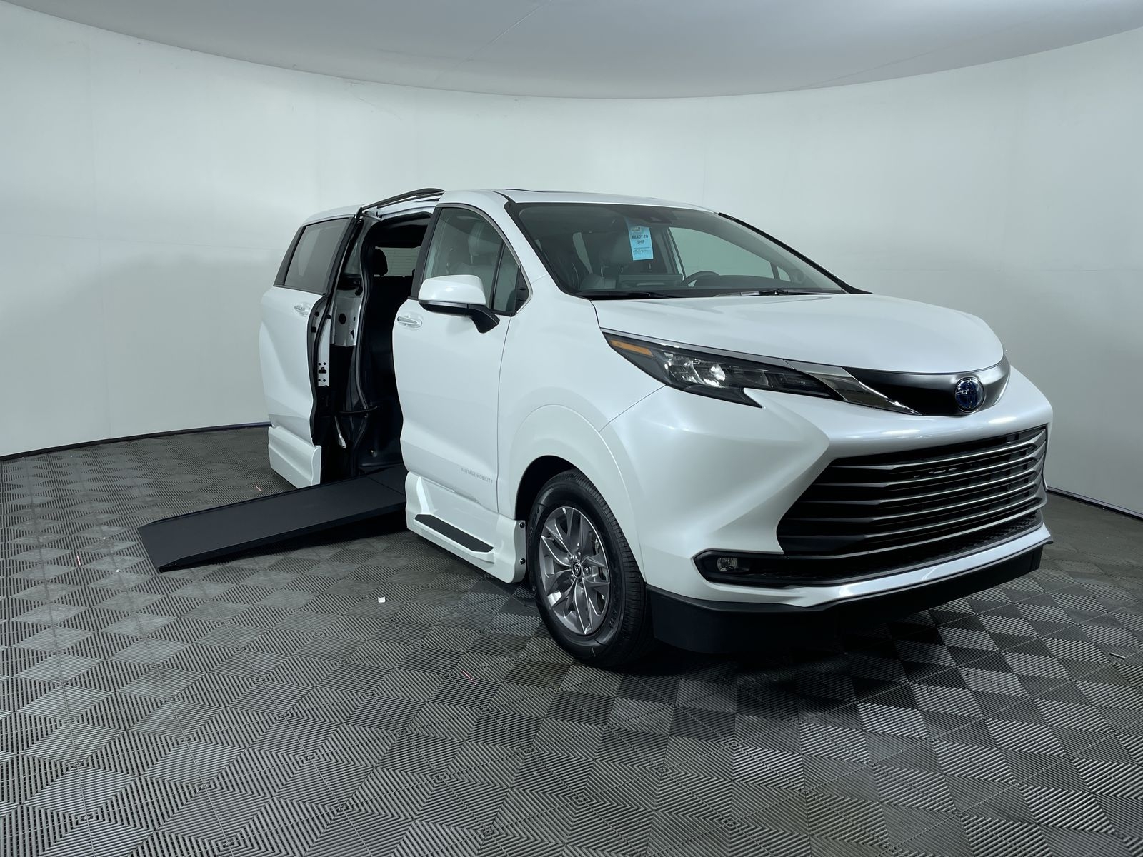 2025 Toyota Sienna XLE's photo