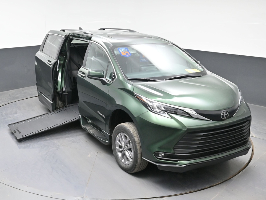 New 2026 Toyota Sienna XLE Base