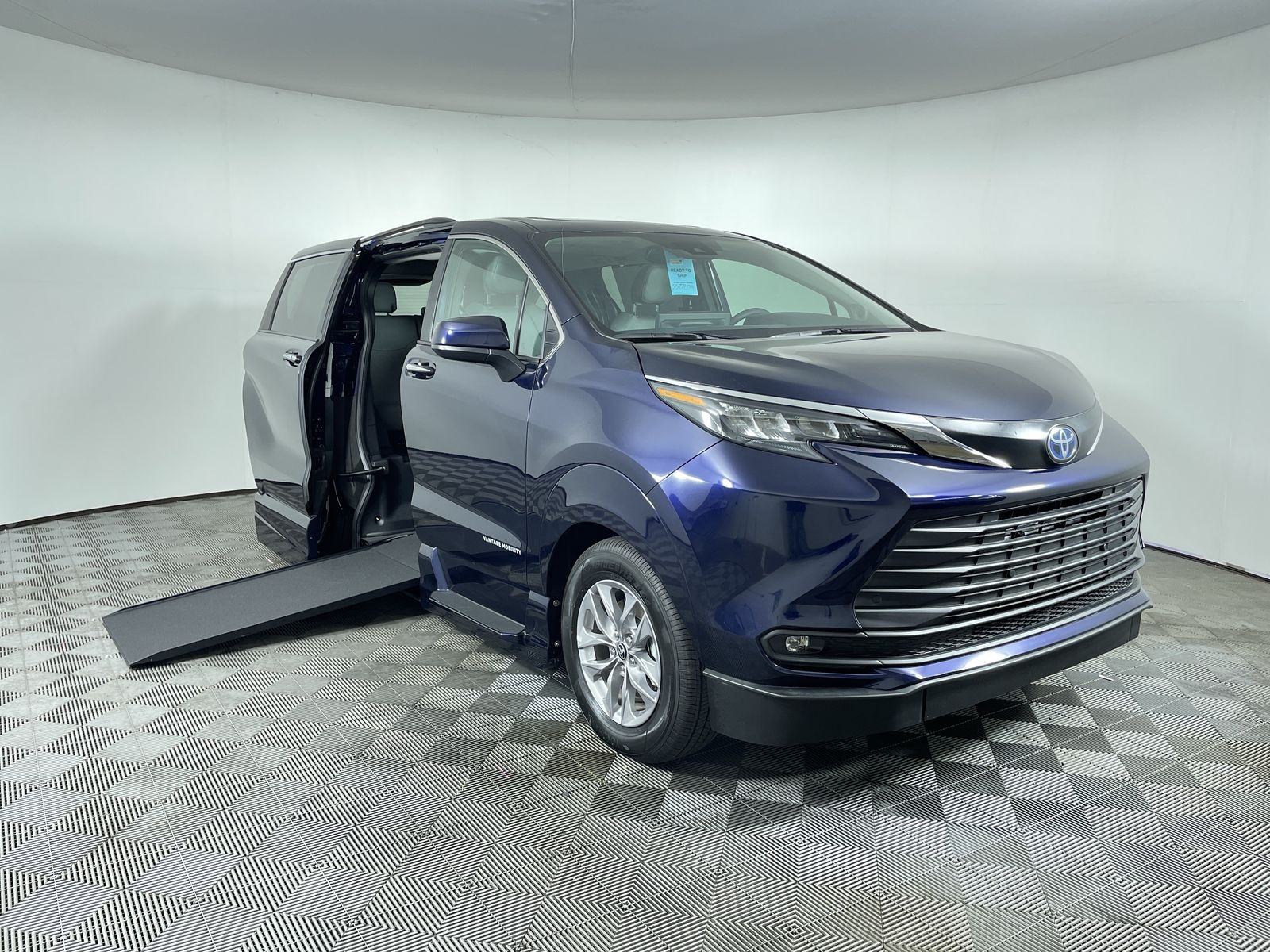 2025 Toyota Sienna XLE's photo