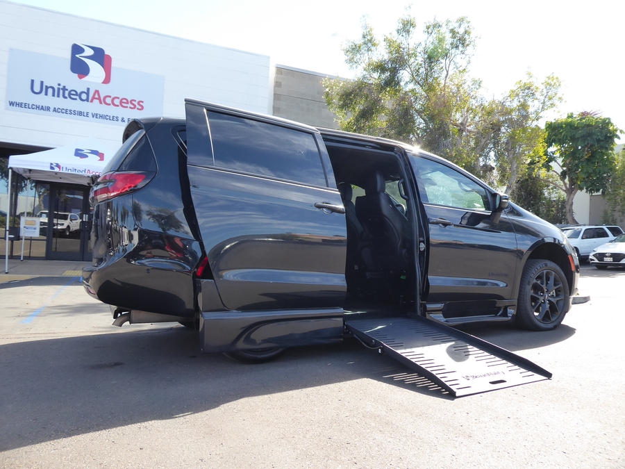 PRE OWNED 2023 Chrysler Pacifica Touring L