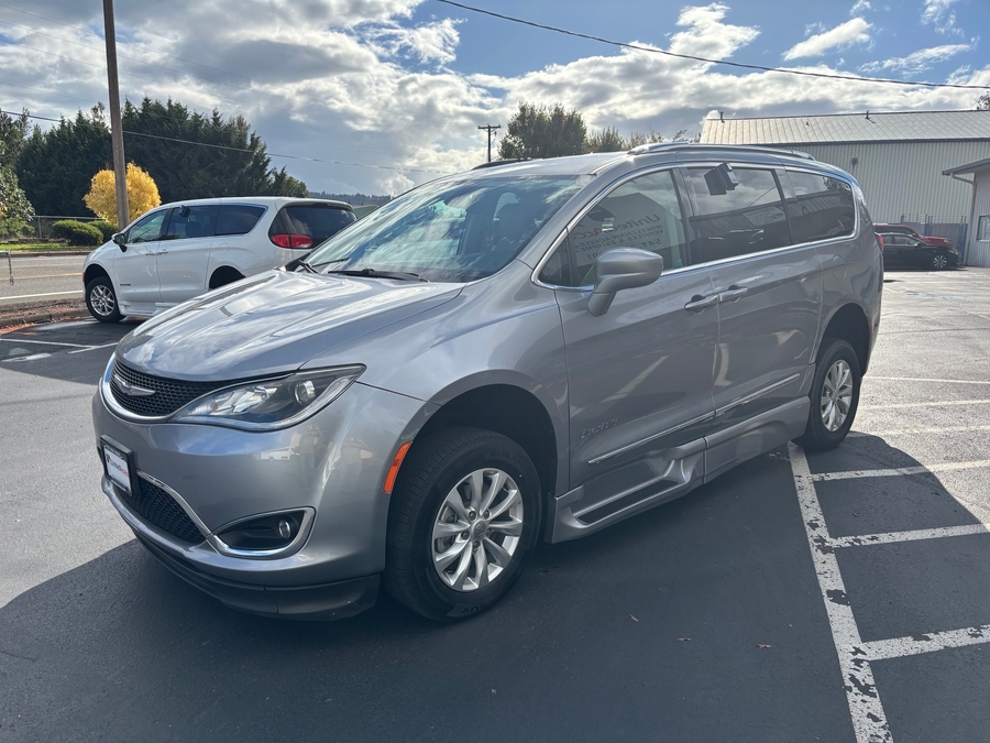 PRE OWNED 2018 Chrysler Pacifica Touring L