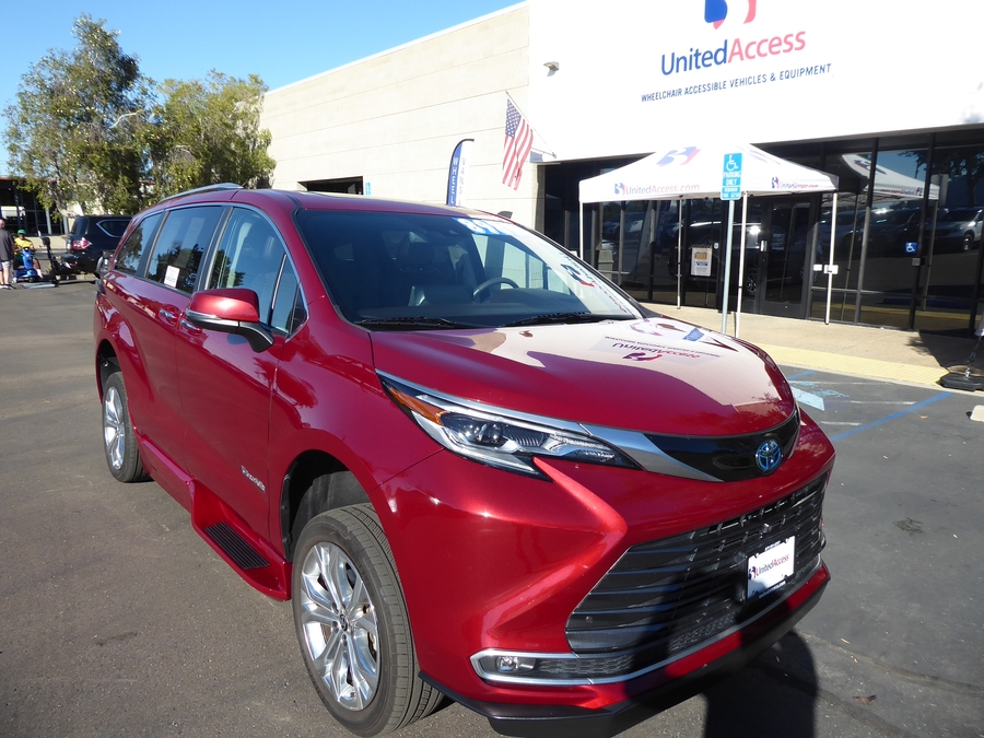 PRE OWNED 2024 Toyota Sienna Platinum