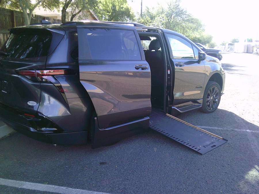 PRE OWNED 2025 Toyota Sienna XSE Sport