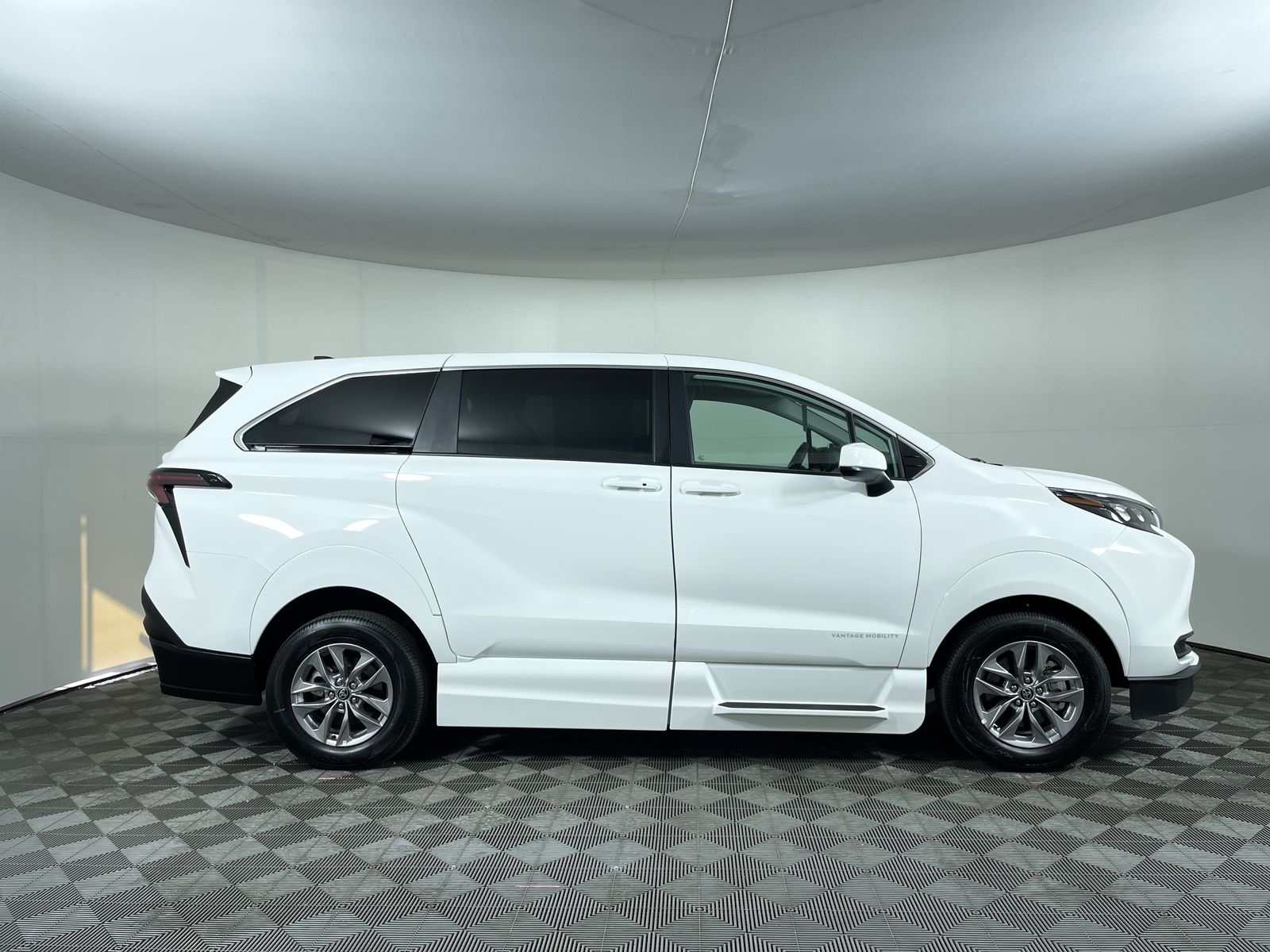 2025 Toyota Sienna LE - Photo 24