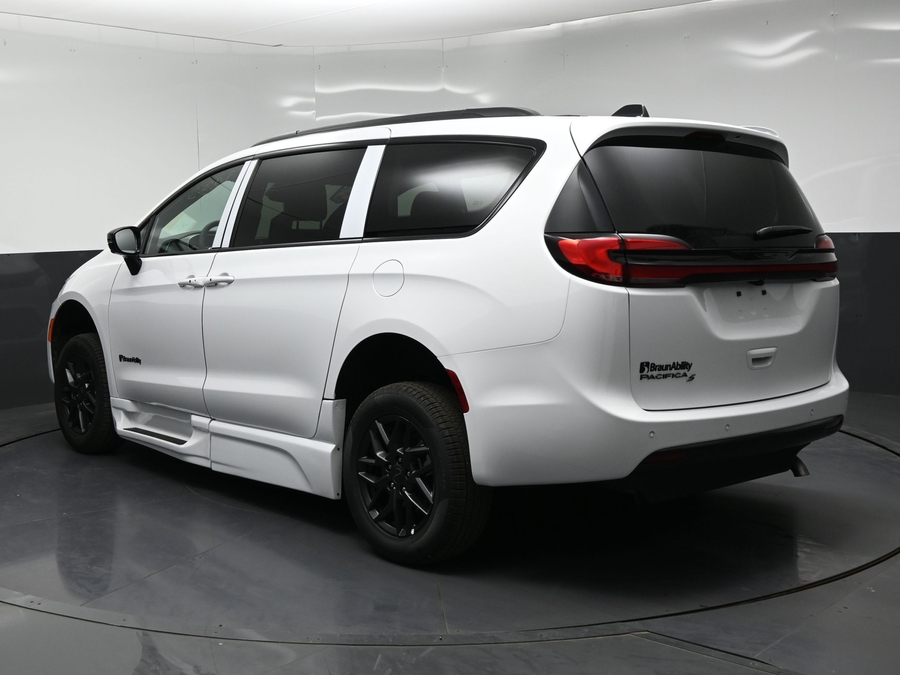 New 2027 Chrysler Pacifica Select Sport